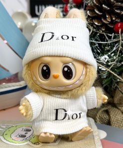 D-family white outfit (hat + sweater)
